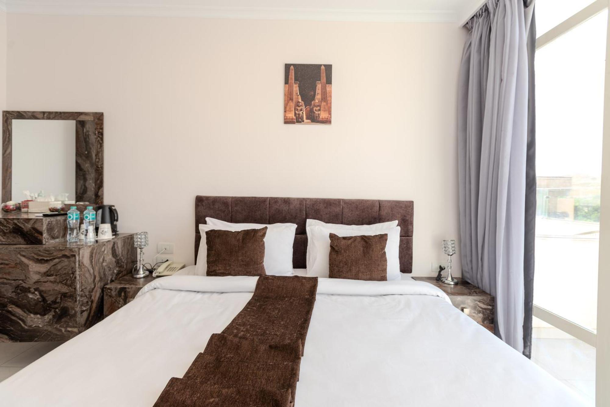 Shadow Pyramids Suites And Jacuzzi Kafrat al Jabal Bagian luar foto
